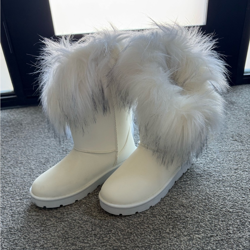 Light Cream Faux FurTrimmed Winter Boots